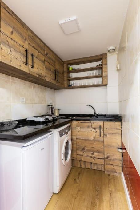 Spacious Apt W/ Amazing Location * Istanboel